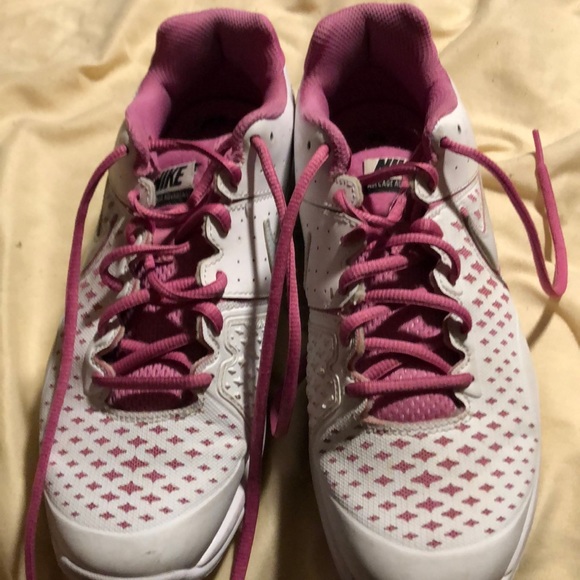 Women’s Nike’s - Picture 2 of 3